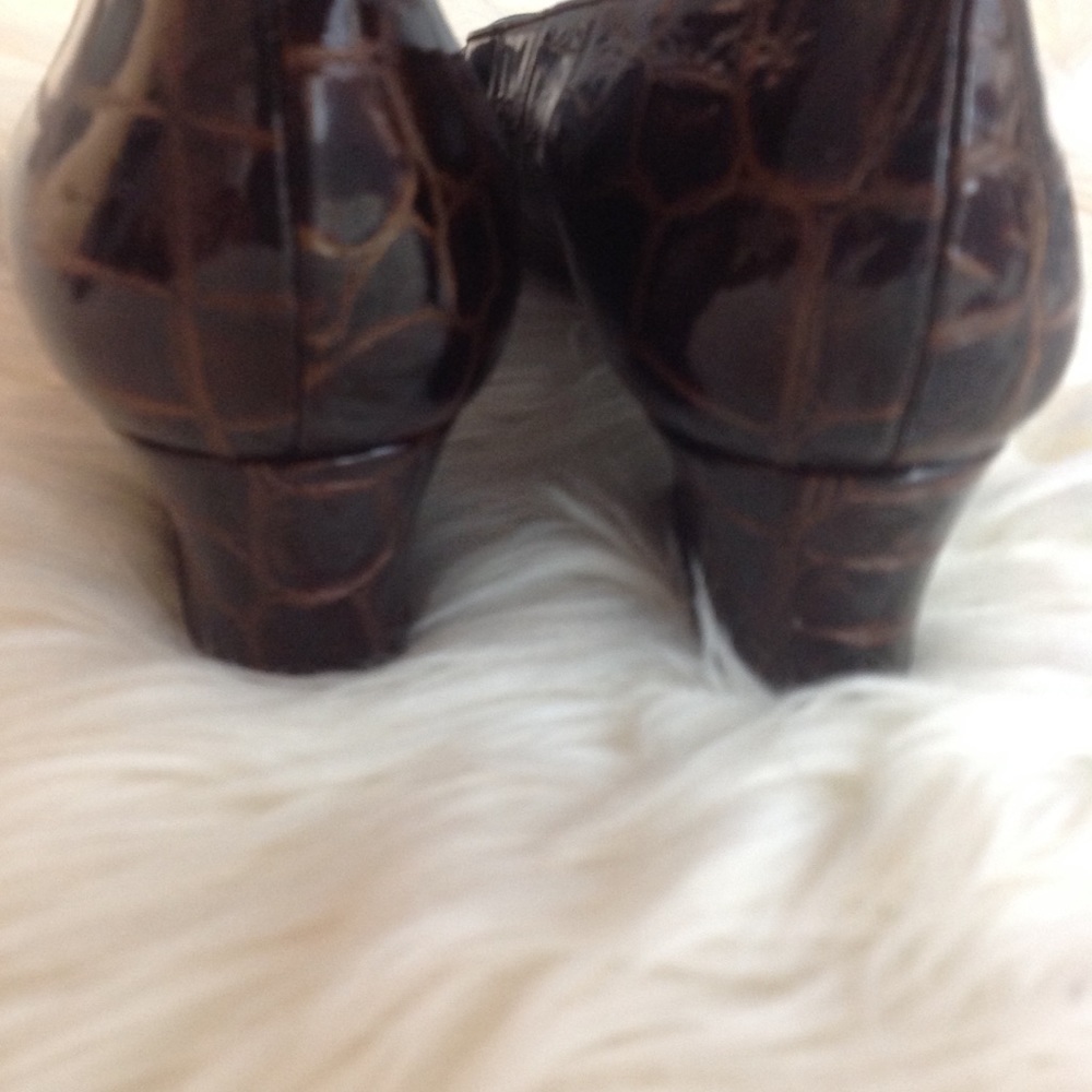 Stuart Weitzman Brown Low Heels, Size 7B - Picture 4 of 8